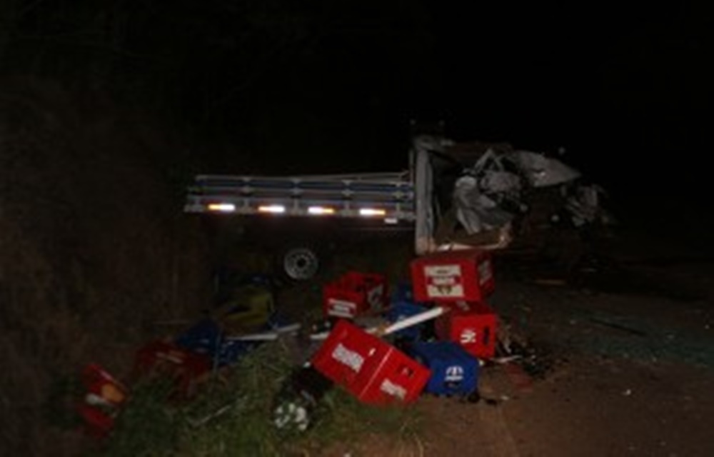 Ir para  <p>Duas pessoas ficaram feridas em um acidente com uma caminhonete F-350 que colidiu contra um trator, na RS 208, estrada que liga as cidades de Maximiliano de Almeida e Machadinho, pr&oacute;ximo &agrave;&nbsp;comunidade...